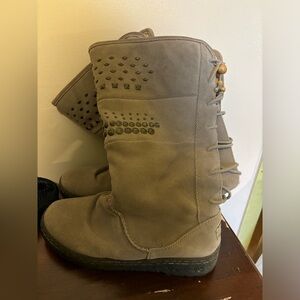 EUC size 9 Bearpaw mid calf winter boots